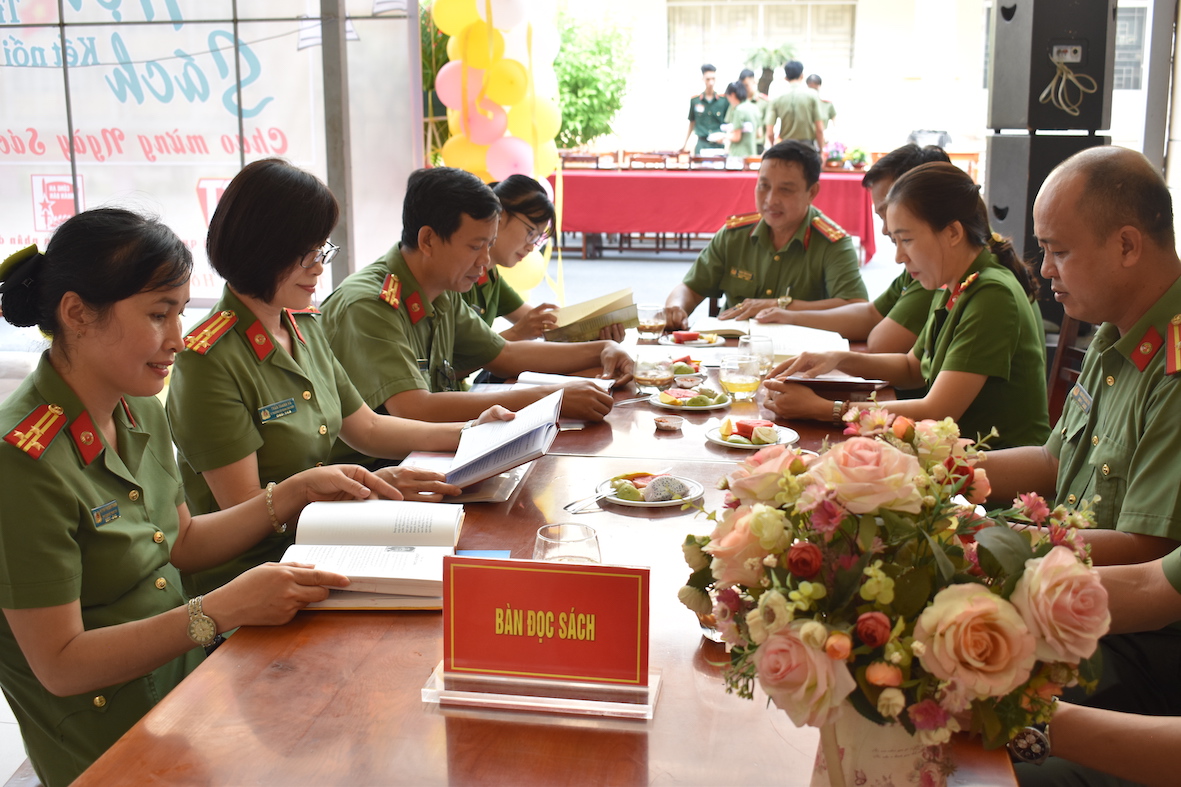 Khai[-]mạc[-]Hội[-]sách[-]Tri[-]thức[-]Kết[-]nối[-]yêu[-]thương